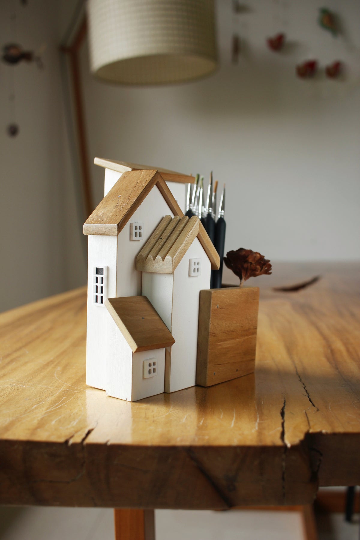 White Cottage Pen stand