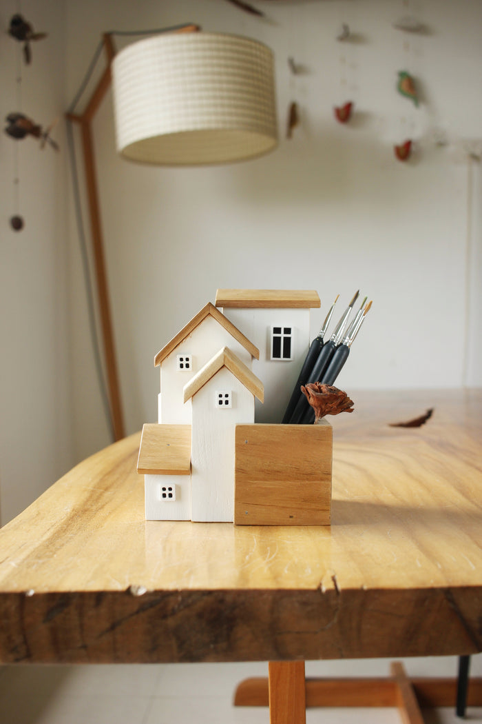 White Cottage Pen stand