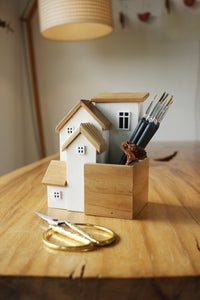 White Cottage Pen stand